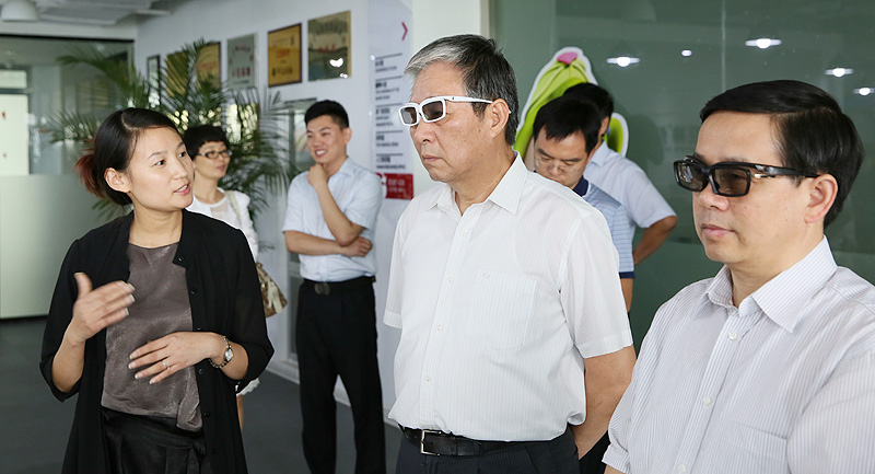 2015年6月24日国务院参事、科技部原副部长刘燕华莅临山东豆神并观看豆神原创3D立体影片