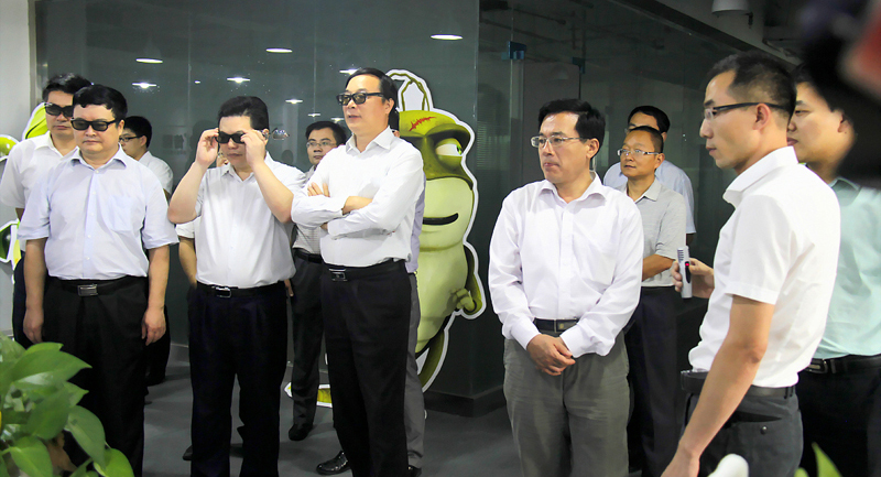 2015年9月22日 省委改革办专职副主任郭训成一行参观考察豆神动漫。
