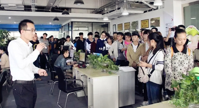 2015年10月13日 济宁职业技术学院师生参观豆神动漫。