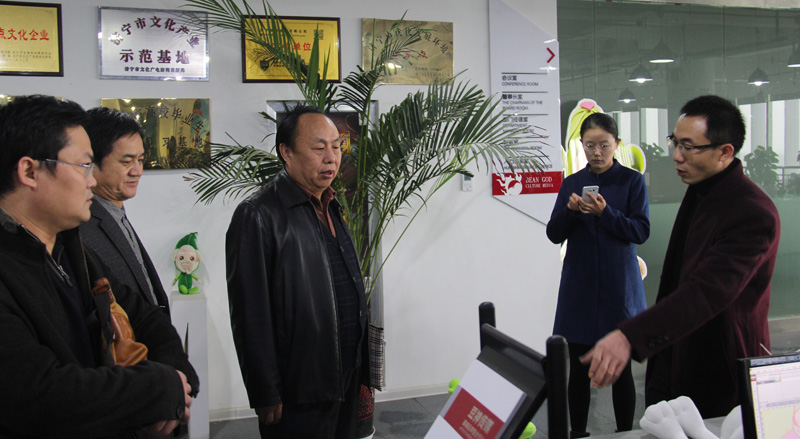 2015年11月12日 市文化市场综合执法局副局长樊存常来豆神动漫检查指导工作。