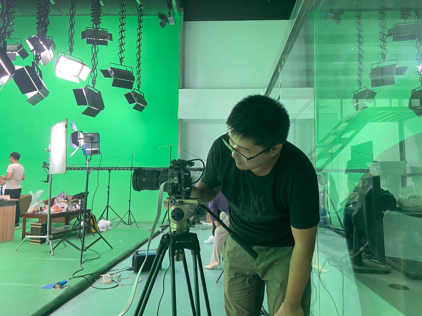 带你走进豆神拍摄现场,每一部作品的背后都是一群人在发光发热